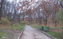 Існуючий вид на червоний корпус з ботанічного саду