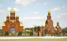 Західна брама.Вид на новий храм і дзвіницю